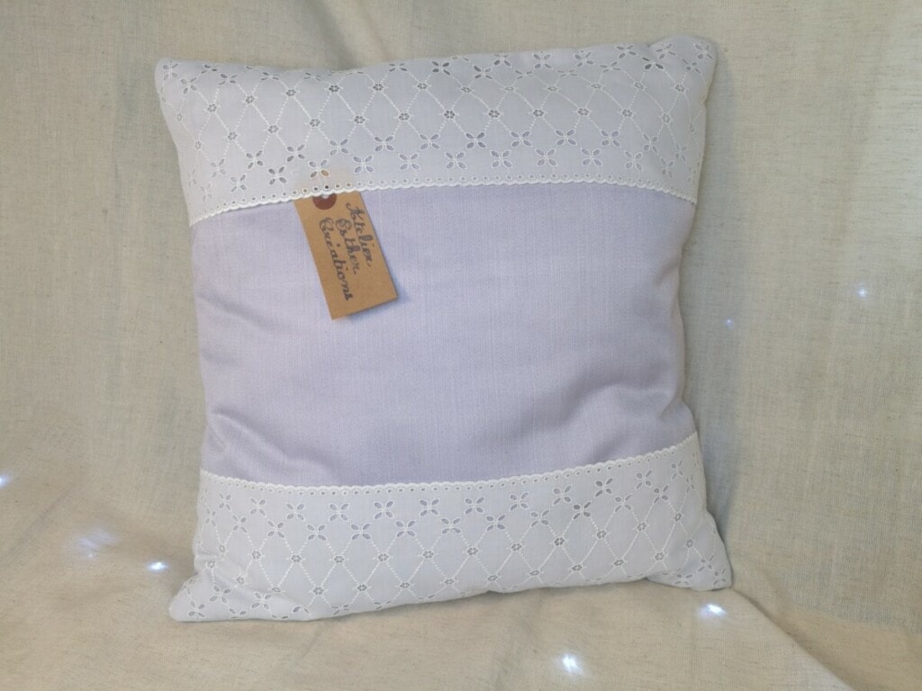 Housse de coussin mauve à dentelle