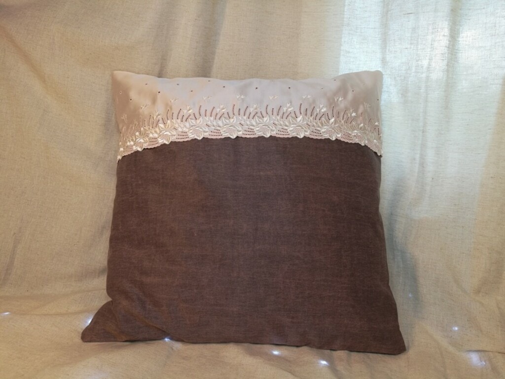 housse de coussin rose à dentelle